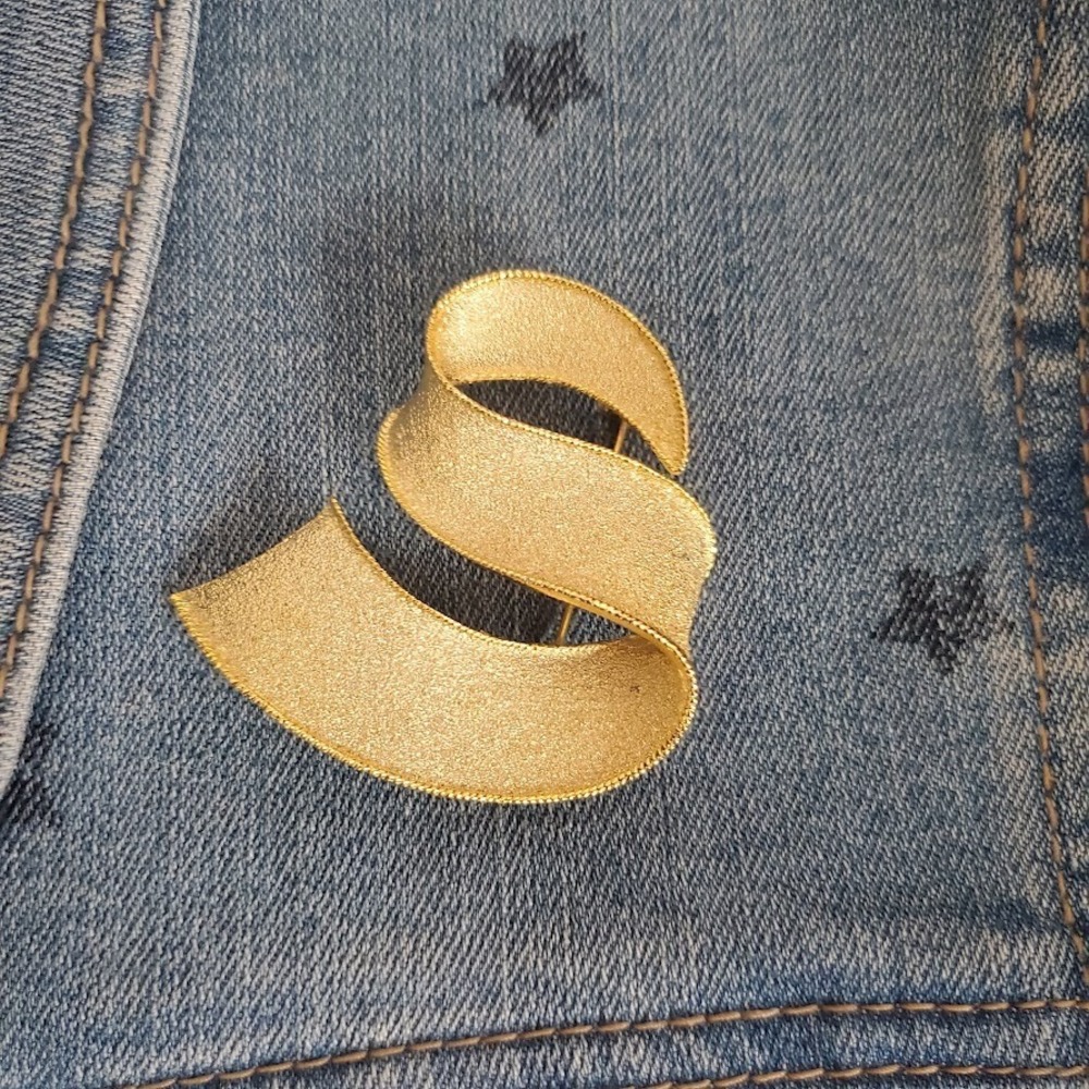 Park Lane Gold Tone Textured Ribbon Swirl Brooch Pin Abstract Statement